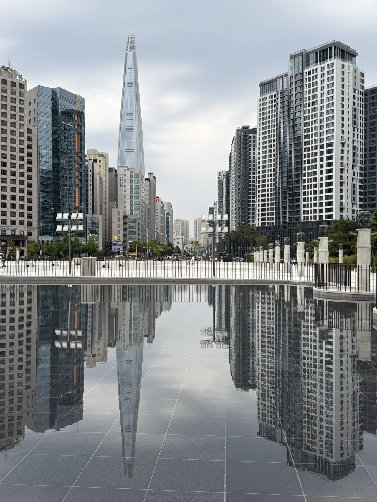 Lotte World Tower, reflected